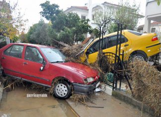 AYVALIK’TA AFET YARDIMLARI DAĞITILIYOR