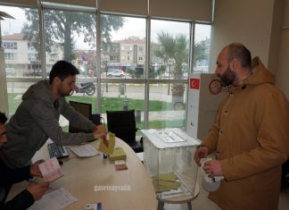 AYVALIK DENİZ HUDUT KAPISINDA İLK OYLAR VERİLMEYE BAŞLADI