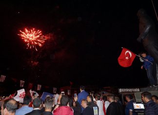 AYVALIK’TA HALK OYLAMASI SONUCUNA HAVAİ FİŞEKLE KUTLAMA