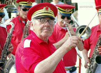 59 YILDIR ŞEFİ OLDUĞU BANDONUN TARİHİNİ YAZIYOR