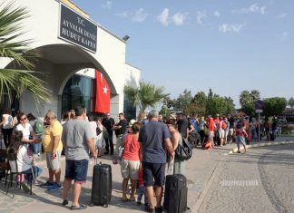 EGE’NİN KARŞI YAKASINA GİDEN TATİLCİLER, AYVALIK’TA YOĞUNLUK OLUŞTURDU