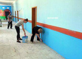 GÖNÜLLÜ ÖĞRETMENLER OKULDA BOYA YAPTI