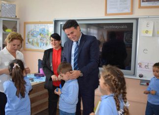 KAYMAKAM VATANDAŞLA BULUŞUYOR