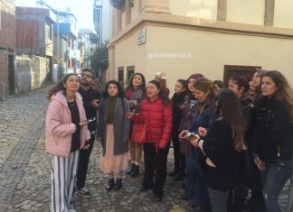 ÜNİVERSİTE ÖĞRENCİLERİ TARİHİ SOKAKLARDA DERS YAPTI