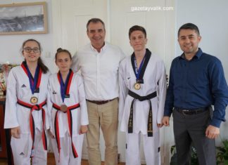 TAEKWONDOCULAR BAŞARI SEVİNÇLERİNİ BAŞKAN GENÇER’LE PAYLAŞTI