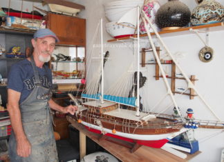 AYVALIK VE CUNDA’NIN TARİHİ TEKNELERİNİN MAKETLERİNİ YAPIYOR