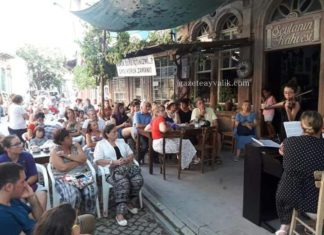 KAHVEDE KLASİK MÜZİK DİNLETİSİ