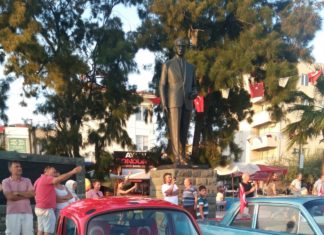 KLASİK OTOMOBİLLER VE 70′ LERİN ŞARKILARI BEĞENİ TOPLADI
