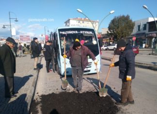 ÇUKURLARA SOĞUK ASFALT (ROTMİX) SERİMİ YAPILDI