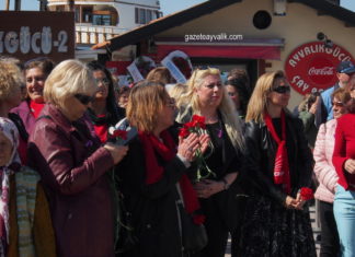 KADINLAR GÜNÜ İÇİN MEYDANDA TÖREN