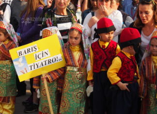 TİYATRO SINIRLARI AŞAR
