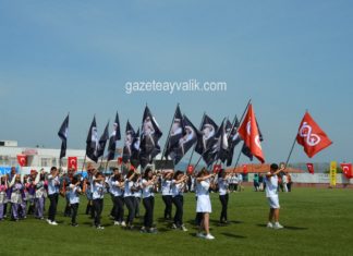 AYVALIK’TA GENÇLİK, BAYRAMI İKİ AYRI TÖRENLE KUTLANDI