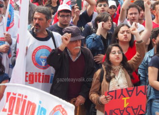 AYVALIK’TA 1 MAYIS, ŞARKILAR VE HALAYLARLA KUTLANDI