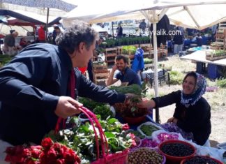 AYVALIKLI PAZARCILAR ANNELERİ UNUTMADI