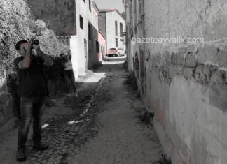 AYVALIK SOKAKLARINDA FOTOĞRAF ÇEKME KEYFİ