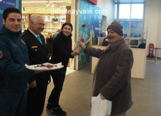 GÜMRÜK GÜNÜ’NDE TURİSTLERE ÇİÇEKLİ, ÇİKOLATALI KARŞILAMA