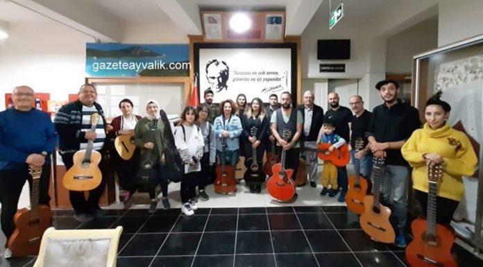 MÜZİK TUTKUNLARI AHEM’DE GİTAR ÇALMAYI ÖĞRENİYOR