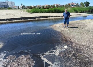 AYVALIK’TA ÇEVRE FELAKETİ ; SARIMSAKLI VE NİKİTA’DA ALARM; DERE DE DENİZ DE SİMSİYAH OLDU