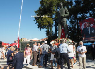 ZAFERİN 98. YILI İÇİN MEYDANDA KUTLAMA