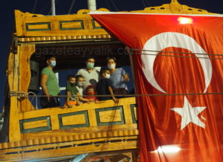 AYVALIK’TA ZAFER BAYRAMI DENİZDE COŞKUYLA KUTLANDI