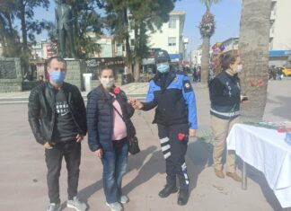 AYVALIK POLİSİ KADINLARA KARANFİL DAĞITTI
