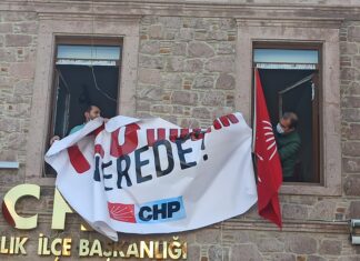 CHP AYVALIK’TA ‘128 MİLYAR DOLAR NEREDE?’ YAZAN AFİŞ KALDIRILDI