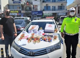 AYVALIK’TA TRAFİK HAFTASI’NDA SÜRÜCÜLERE HEDİYELER VERİLDİ