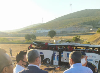 BALIKESİR’DE YOLCU OTOBÜSÜ TAKLA ATTI; 15 KİŞİ ÖLDÜ, 17 KİŞİ YARALANDI