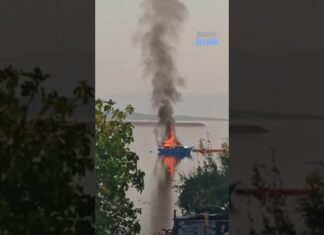 AYVALIK’TA BİR TEKNE DENİZDE YANDI