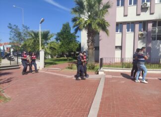 REFLEKTÖRLÜ YELEK GİYİP, CADDEDEN 600 BİN LİRALIK KABLO ÇALDILAR