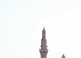“AYVALIK’IN TARİHİ İKİ CAMİSİNİN ÇATILARI ONARILACAK”