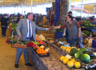 AYVALIKLI SEBZE VE MEYVECİLERDEN ANNELERE 5 BİN GÜL