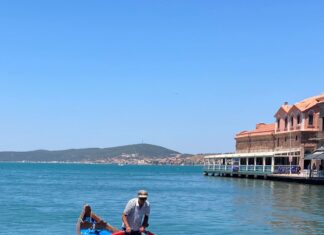 60 YAŞINDA KÜREKLE DÜNYAYI GEZEN ADAM, İSTANBUL’DAN SANDALLA 13 GÜNDE AYVALIK’A GELDİ