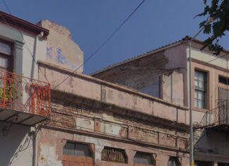 METRUK BİNALARIN KAPI VE PENCERELERİ TUĞLA HARÇLA KAPATILIYOR