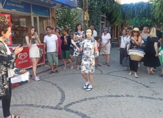 Ayvalık sokaklarında sanat performansı