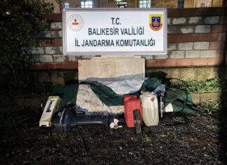 Ayvalık’ta bir zeytinlikte saklanan 9 düzensiz göçmen yakalandı