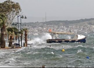 Ayvalık’ta fırtına nedeniyle deniz taştı, sokaklar suyla doldu