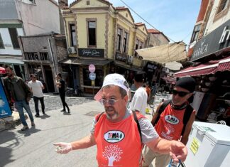 AYVALIK’TA ÇEVRESEL TEHDİDE KARŞI “İZMARİTSİZ AYVALIK” ETKİNLİĞİ