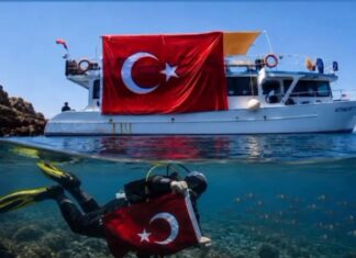 19 MAYIS COŞKUSU DENİZ ALTINA TAŞINDI: AYVALIK’TA ANLAMLI SAYGI DALIŞI