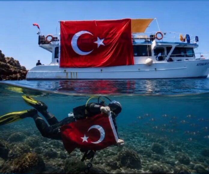 19 MAYIS COŞKUSU DENİZ ALTINA TAŞINDI: AYVALIK’TA ANLAMLI SAYGI DALIŞI