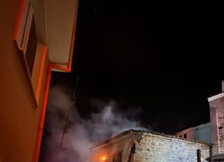 AYVALIK’TA KORKUTAN EV YANGINI: İKİ KATLI BİNA ALEVLERE TESLİM OLDU