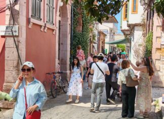 Ayvalık’ta Bayram Hareketliliği: Tesisler %70 Doldu, Araç Sayısı 60 Bine Yaklaştı