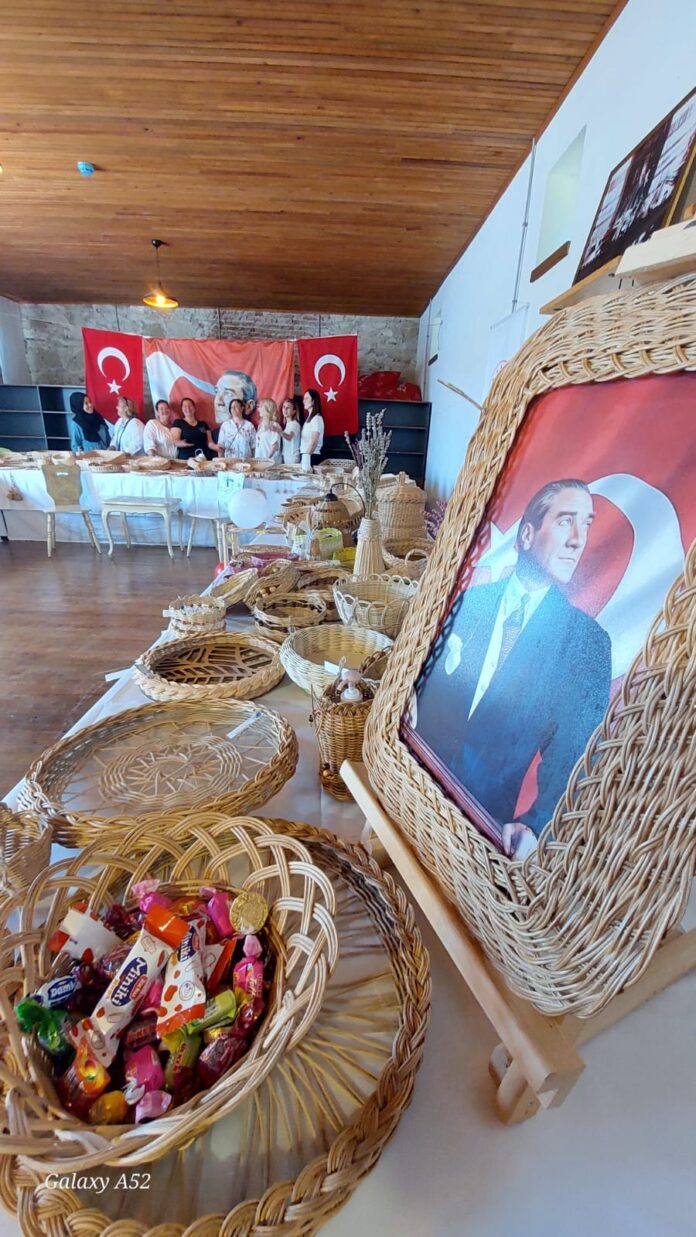 AYVALIK’TA EL EMEĞİ GÖZ NURU ÜRÜNLER SERGİLENDİ