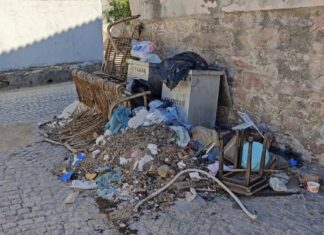 BİR YANDA ÇİÇEK, BİR YANDA ÇÖP DAĞLARI: AYVALIK’A BU GÖRÜNTÜ YAKIŞMIYOR