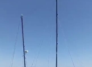 Ayvalık’ta Rüzgar etkili oldu: ağaçlar ve elektrik hatları zarar gördü ,yelkenli bir tekne kıyıya vurdu