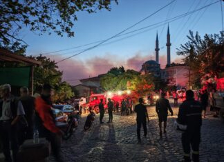 AYVALIK’TAKİ YANGIN SÜRÜYOR: “BAĞYÜZÜ VE ÇAMOBA İÇİNDE RİSK DEVAM EDİYOR”