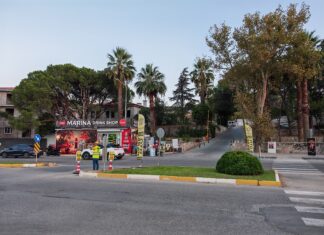 Ayvalık Yeni Hükümet Konağı Bahçesi Otopark Olarak Hizmet Veriyor