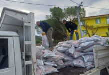 AYVALIK’TA İHTİYAÇ SAHİBİ 1000 AİLEYE KÖMÜR DAĞITIMI SÜRÜYOR