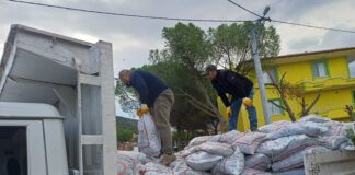 AYVALIK’TA İHTİYAÇ SAHİBİ 1000 AİLEYE KÖMÜR DAĞITIMI SÜRÜYOR